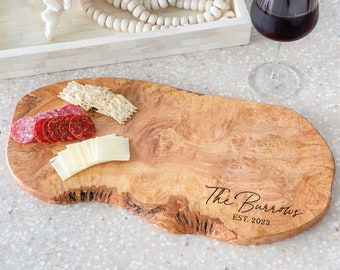 Planche de charcuterie personnalisée en bois d'olivier, Planche à fromages personnalisée, Planche à découper rustique bord naturel, Cadeau de mariage personnalisé, Cadeau de couple