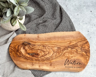 Planche de charcuterie personnalisée en bois d'olivier, planche à fromage personnalisée, cadeau de mariage personnalisé, cadeau de couple, cadeau d'anniversaire en bois