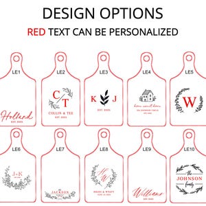 Pu&ograve; includere: Dieci contorni di taglieri bianchi etichettati da LE1 a LE10, ognuno con disegni grafici unici in nero e rosso. Il testo DESIGN OPTIONS e RED TEXT CAN BE PERSONALIZED appare in alto. I disegni includono nomi, date e motivi botanici.