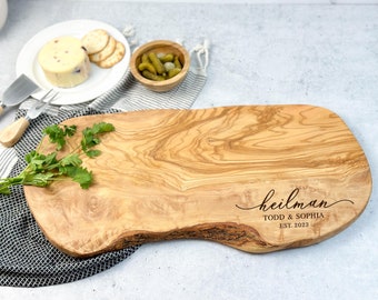 Planche de charcuterie personnalisée en bois d'olivier, Planche de fromages personnalisée, Cadeau d'anniversaire, Planche à découper bord naturel, Cadeau de mariage personnalisé