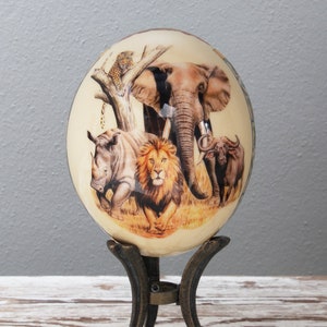 Ovo de avestruz Decoupage Big 5: esta peça de casca de ovo de avestruz foi transformada por uma decupagem habilidosa representando os magníficos Big 5 da África