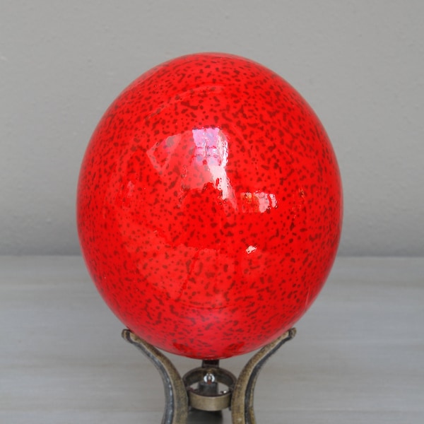 Oeuf d’autruche rouge tacheté : une pièce décorative emblématique pour la maison ou le bureau, peut être regroupée dans un bol ou contrastée avec des œufs glacés rouges