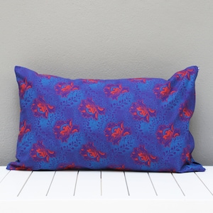 Contrasting Rectangular Shweshwe scatter cushions available in different fabrics: Illuminate your home with this eyecatching African cushion
