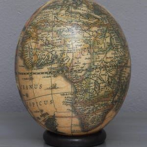 Ovo de avestruz do mapa mundial de decoupage antigo: esta peça de casca de ovo de avestruz foi transformada por um hábil decoupage do mapa antigo do mundo