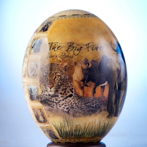 Decoupage Big 5 struisvogelei: dit struisvogeleischaalstuk is getransformeerd door een vaardige decoupage die Afrika's prachtige Big 5 uitbeeldt