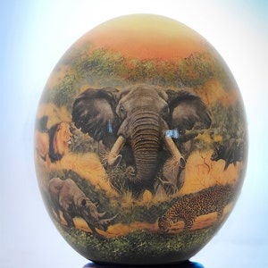 Yellow Big 5 decoupage: Africa’s Big 5 – the lion, elephant, rhino, buffalo and leopard – are exquisitely depicted on the egg
