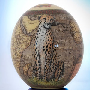 Ovo de avestruz Decoupage Cheetah: Uma chita lindamente renderizada enfeita a frente deste item de decoração de casca de ovo de avestruz lindamente pintada