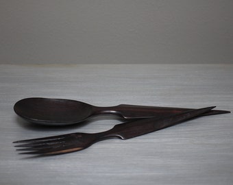 Ebony salad servers: Choose from 2 designs, evocatively imbued with African elegance, these beautiful sets of spoon and fork will wow guests