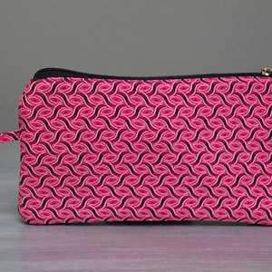 Elija entre nuestra gama de bolsos Shweshwe africanos de colores brillantes de 22 x 13 cm. Un regalo perfecto y un accesorio de moda llamativo