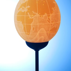 World Map Equator Lamp: Een geëtste wereldkaart subtiel geschetst op de robuuste, maar fragiele uitziende Afrikaanse struisvogel eierschaal lamp