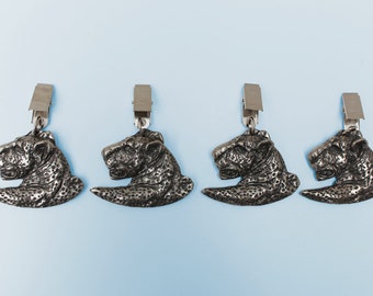 Choisissez parmi notre gamme de poids en nappe léopard: Ces pièces magnifiquement faites fournissent une pièce parlante à chaque repas