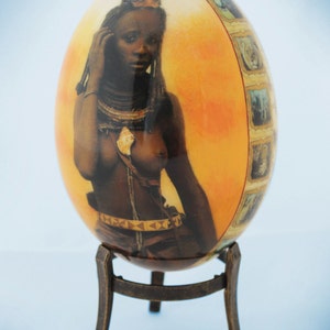 Découpage africain Venda fille et Afrique carte oeuf d’autruche: belle Venda fille d’un côté est contrastée avec une carte de l’Afrique sur l’autre