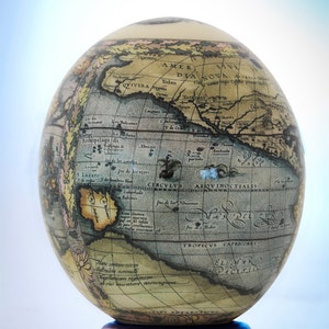 Oeuf d’autruche carte du monde de découpage: cette pièce de coquille d’oeuf d’autruche a été transformée par découpage habile représentant une carte détaillée du monde