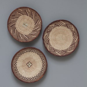 Choose from 3 sets Tonga baskets 33-34cm: Contrasting brown and cream vines and palm leaves are woven together to create patterns