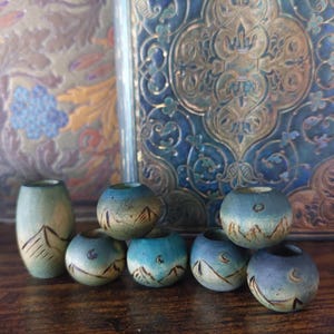 Wooden Dread Bead *Mistfell Adraevia* Graviert Loc Haarschmuck Boho Dreadloc Pearl Holz Natur Berge Nebel Landschaft Mythisch