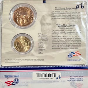 Pu&ograve; includere: Un set da collezione della United States Mint con due monete. Una &egrave; in bronzo, con un design dettagliato, e l'altra &egrave; in oro, con la Statua della Libert&agrave;. La confezione include testo sulle monete e le loro specifiche.