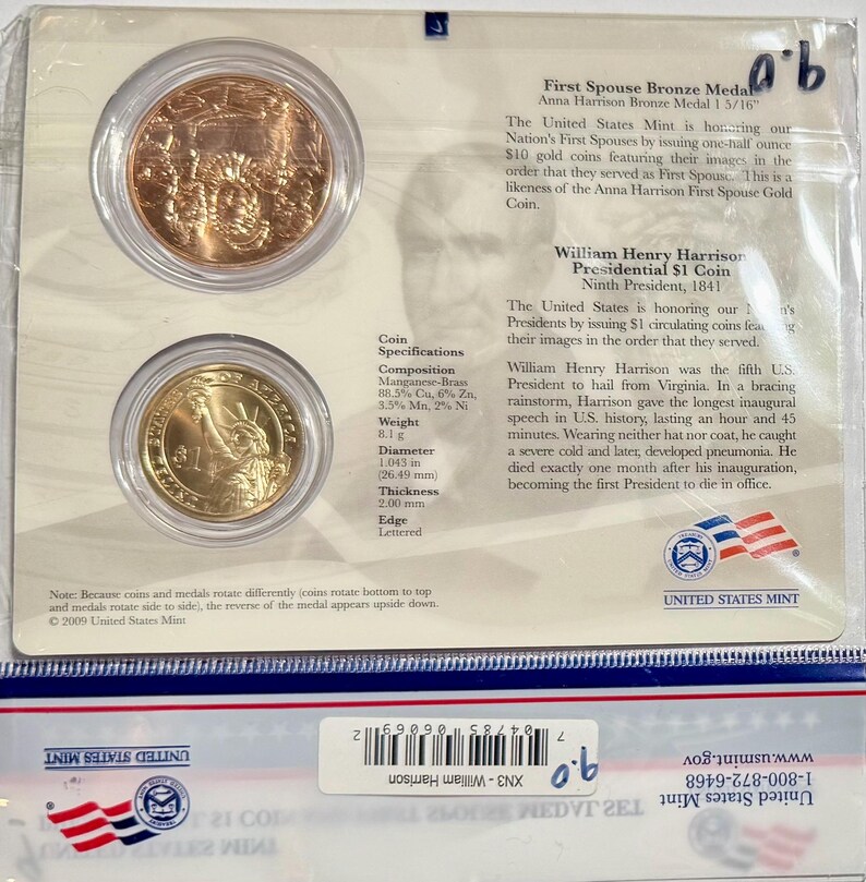 Pu&ograve; includere: Un set da collezione della United States Mint con due monete. Una &egrave; in bronzo, con un design dettagliato, e l'altra &egrave; in oro, con la Statua della Libert&agrave;. La confezione include testo sulle monete e le loro specifiche.