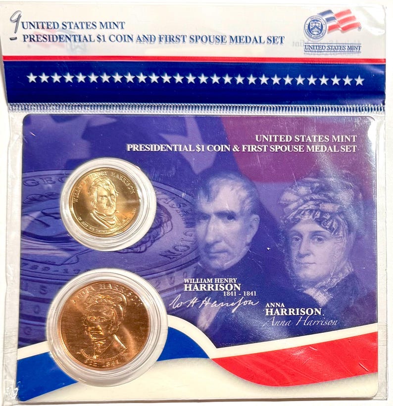 Pu&ograve; includere: Un set di monete presidenziali da $1 e medaglie della zecca degli Stati Uniti. Il set include due monete e una carta con i ritratti di William Henry Harrison e Anna Harrison. La confezione ha un design blu, bianco e rosso.