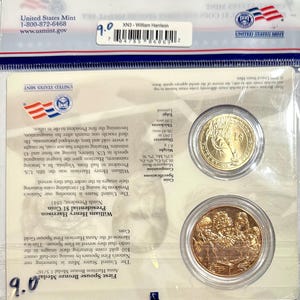 Pu&ograve; includere: Un set della United States Mint con due monete: una moneta presidenziale da $1 color oro con William Henry Harrison e una medaglia in bronzo della First Spouse di Anna Harrison. La confezione include testo sulle monete.