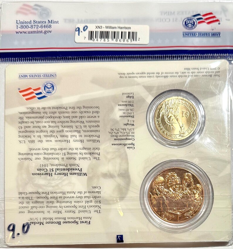 Pu&ograve; includere: Un set della United States Mint con due monete: una moneta presidenziale da $1 color oro con William Henry Harrison e una medaglia in bronzo della First Spouse di Anna Harrison. La confezione include testo sulle monete.