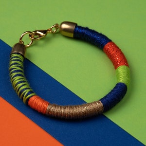 Färgglatt fiberarmband, afrikanskt armband i färgblock, trådlindat snörearmband, armband med godis, stapelarmband, vänskapsarmband