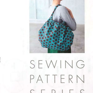 Könnte beinhalten: Eine türkisblaue Tragetasche mit braunem Polka-Dot-Muster. Die Tasche wird über der Schulter einer Person getragen. Der Text "SEWING PATTERN SERIES" und die Marke "echino" sind sichtbar.