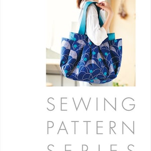 Könnte beinhalten: Eine blaue Tragetasche mit einem weiß-blauen Muster wird gezeigt. Die Tasche hat türkisfarbene Träger und ein plissiertes Design. Das Bild zeigt auch den Text "SEWING PATTERN SERIES" und die Marke "echino".