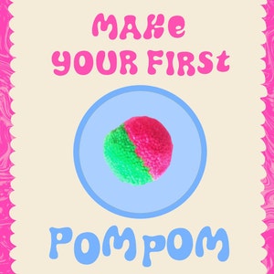 以下が含まれることがあります： 初めてのポンポン作りを始めましょう。クリーム色の背景に、青い円の中にピンクと緑のポンポンが描かれています。テキスト「MAKE YOUR FIRST POMPOM」はピンクと青の文字で書かれています。