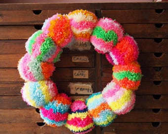Kit para hacer una corona de pompones con hilo arcoíris - Manualidades navideñas