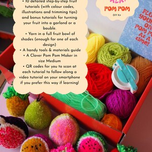 Puede incluir: Un kit de bricolaje para hacer pompones con forma de fruta. El kit incluye lana de varios colores, un fabricante de pompones e instrucciones. La imagen muestra pompones terminados que se asemejan a sand&iacute;as, fresas y otras frutas. El kit est&aacute; empaquetado en una caja roja.