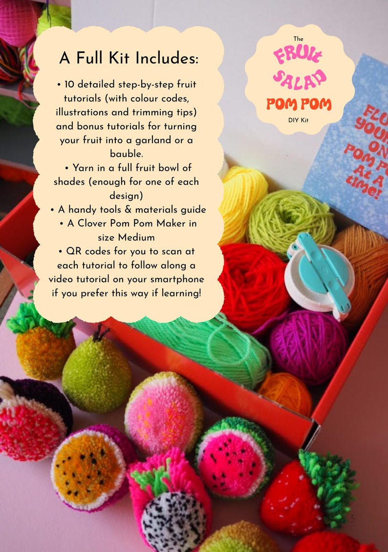 Puede incluir: Un kit de bricolaje para hacer pompones con forma de fruta. El kit incluye lana de varios colores, un fabricante de pompones e instrucciones. La imagen muestra pompones terminados que se asemejan a sand&iacute;as, fresas y otras frutas. El kit est&aacute; empaquetado en una caja roja.
