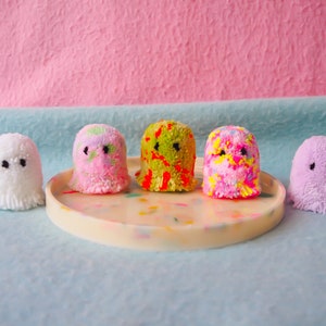 Geist Pom Pom Schreibtisch Buddy – Süßer Halloween Schreibtisch Freund & Lustige Geschenkidee zu Weihnachten