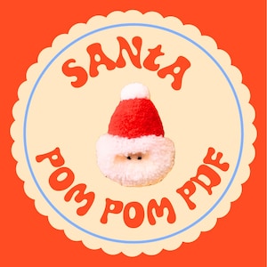 Könnte beinhalten: Festliche Grafik in Orange mit einem Santa Claus Pompon-Design. Der Santa Pompon trägt einen roten Hut mit einem weißen Pompon und einen flauschigen weißen Bart. Der Text "SANTA POM POM PDF" ist in orangefarbenen Buchstaben.