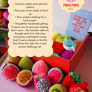 Puede incluir: Un kit de bricolaje para hacer pompones con forma de fruta. El kit incluye lana de colores, un fabricante de pompones e instrucciones. Los pompones terminados se asemejan a varias frutas, como sand&iacute;a, kiwi y fresas. El kit est&aacute; dise&ntilde;ado para adultos creativos y artesanos.