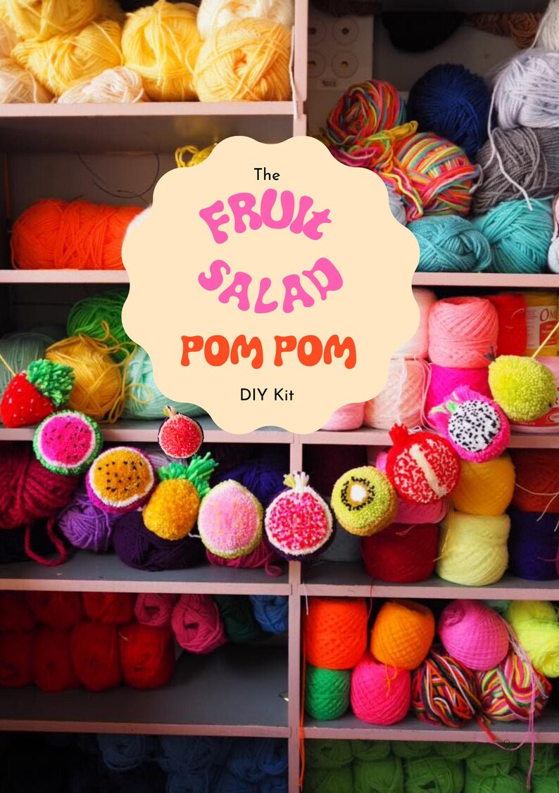 Puede incluir: Estanter&iacute;a llena de hilos coloridos y decoraciones de frutas con pompones. El texto en la imagen dice "The Fruit Salad Pom Pom DIY Kit". Los pompones est&aacute;n dise&ntilde;ados para parecerse a varias frutas, incluyendo sand&iacute;a, kiwi y pi&ntilde;a.