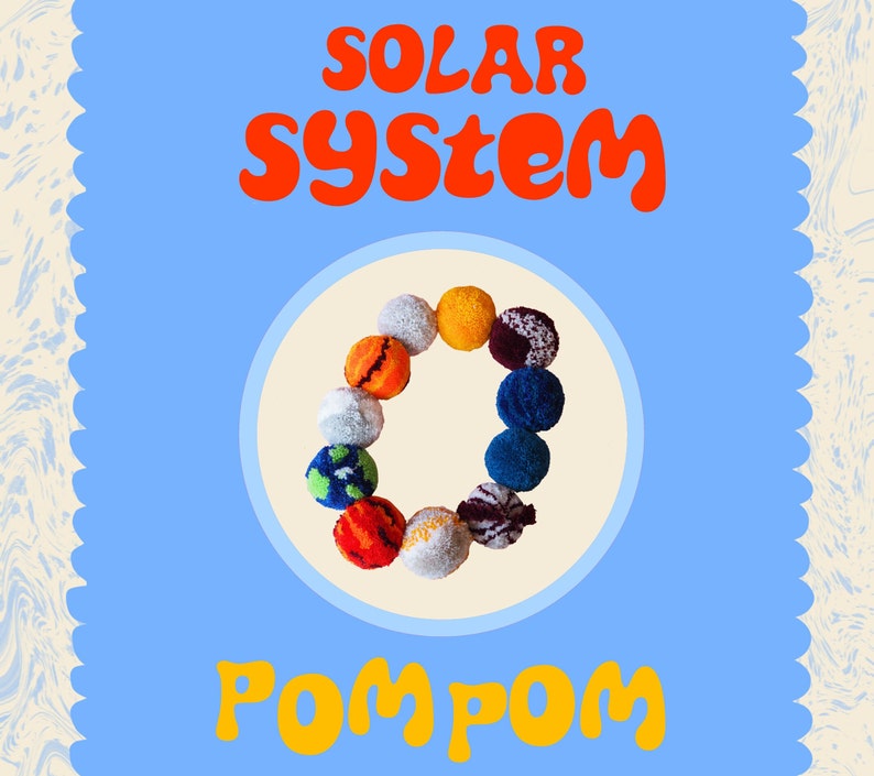 Puede incluir: Un fondo azul con las palabras "SOLAR SYSTEM" en naranja y "POMPOM" en amarillo. Un c&iacute;rculo de pompones coloridos representa los planetas. Los pompones son de varios colores, incluyendo naranja, azul y blanco.