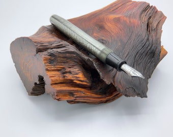 Longleaf Horizontal Holder for a Fountain Pen