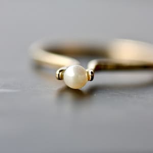 Anello minimalista in oro con perle, anello impilabile in argento sterling fatto a mano