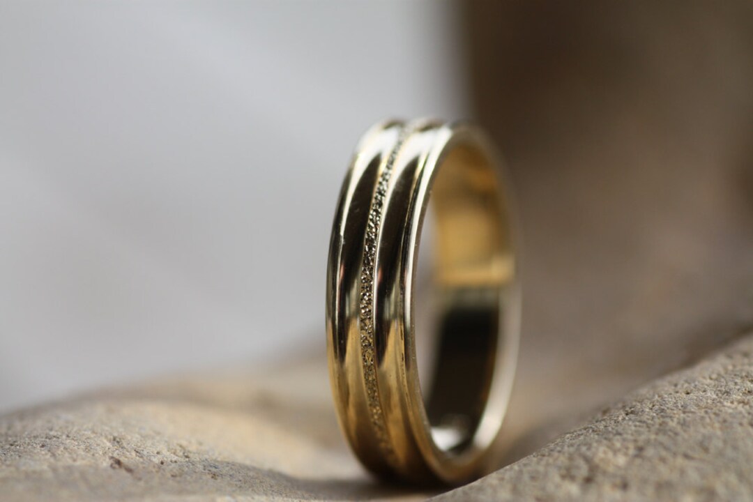 Yellow Gold K14 Ring, HAMMERED Man's Gold Wedding Band, Textured Woman ...