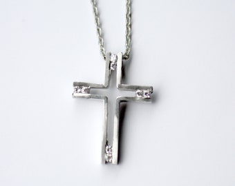 Kreuzanhänger aus 18-karätigem Weißgold mit Diamanten: Religiöses Taufgeschenk
