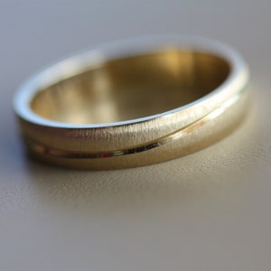 Eleganter Ehering in Gold, Strukturierter Ehering in Gold, Damenring, Herrenring, Individuell gravierter Ehering, Verlobungsring