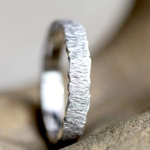 パーソナライズされたハンマー加工の結婚指輪、メンズゴールドリング、テクスチャ加工の婚約指輪、結婚指輪、女性用テクスチャ加工バンド、メンズハンマー加工リング