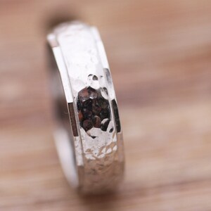 ゴールド結婚指輪、メンズ ハンマー加工ゴールド結婚指輪 14K、ゴールドバンド K18 刻印入り、パーソナライズ結婚指輪、ハンマー加工シルバーリング