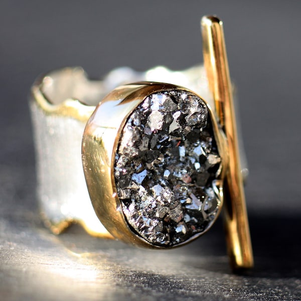 Cristal de pyrite de fer dans une bague en argent sterling plaquée or jaune et blanc, bague en pyrite brute gravée pour maman, bagues pour femme