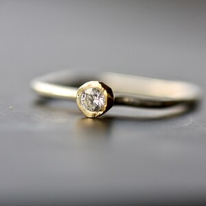 Zierlicher K18 Gold Diamant Ring: Minimalistischer Stapelring