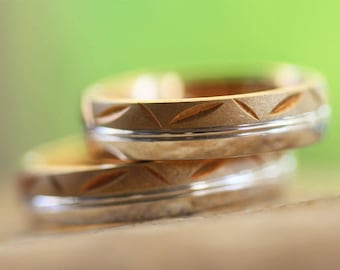 Conjunto de anillos de boda de oro hechos a mano, con banda grabada personalizada.