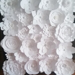 Toile de fond de mariage avec fleurs en papier, tout blanc