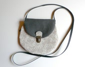 Small shoulder bag in leather printed on the front, and on the back and flap: in night blue linen or gray canvas