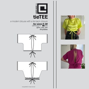 Puede incluir: Un dibujo en blanco y negro de un patrón de blusa con lazada en la espalda con dos ejemplos de la blusa en diferentes colores. El texto "tieTEE" está en la imagen, junto con el texto "una blusa moderna con cierre de lazada en la espalda para tallas 0-30".