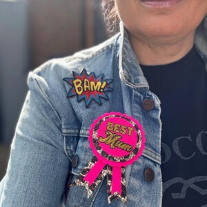 Best Mum Muttertag Badge Rosette Neon Pink und Leopard Print glitzer